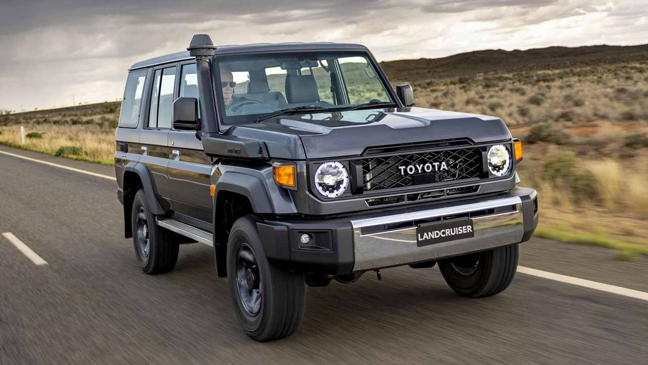 Toyota Land Cruiser 70 als Beispiel für robuste Autos auf einer Straße