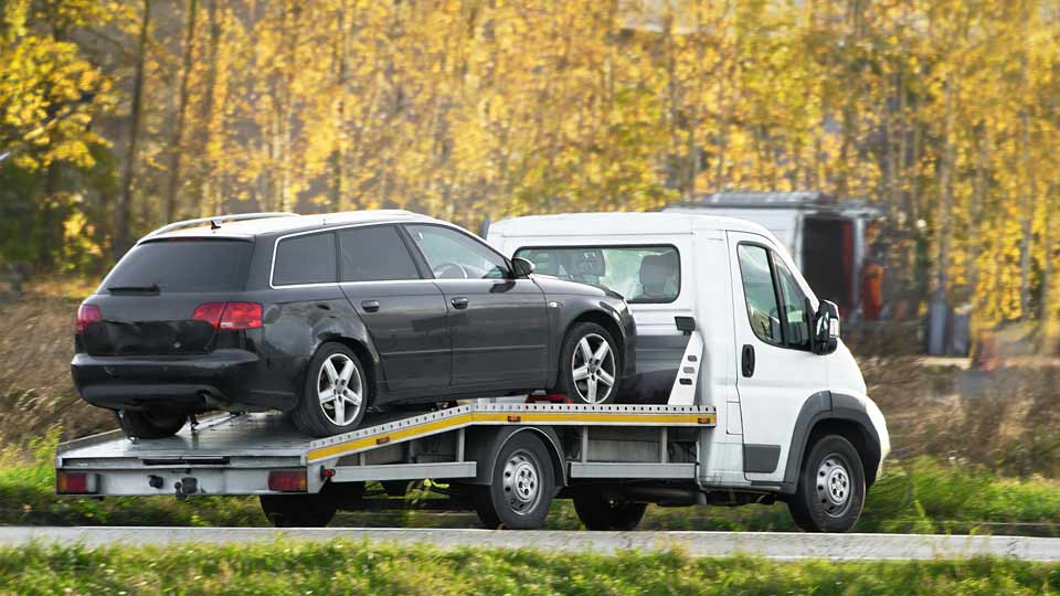 Ein Auto wird auf einem Abschleppwagen verladen und kostenlos bei Autoankauf Deggendorf abgeholt 
